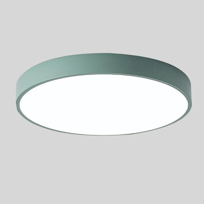 Grön rund taklampa utan trädetalj, fotograferad fristående mot grå bakgrund med ljus diffusor underifrån. 7