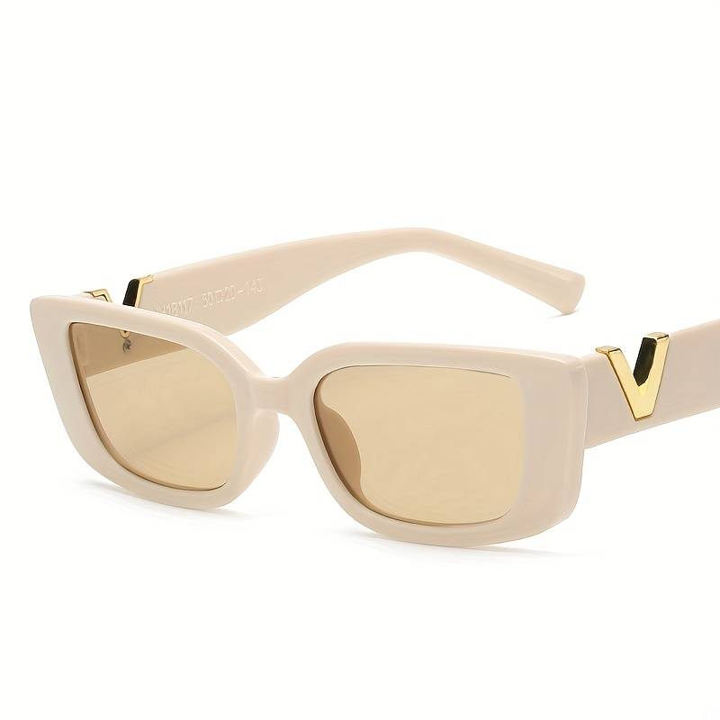 Beige Sonnenbrille, rechteckig, goldene Details, UV-Schutz, modisch, Damenaccessoire.