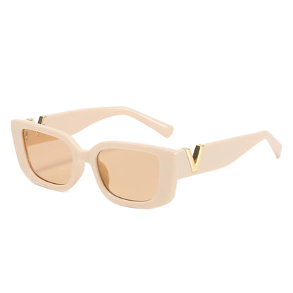 Nude Sonnenbrille, eckig, Kunststoff, goldene Details, modisch, UV-Schutz, Damen-Accessoire.