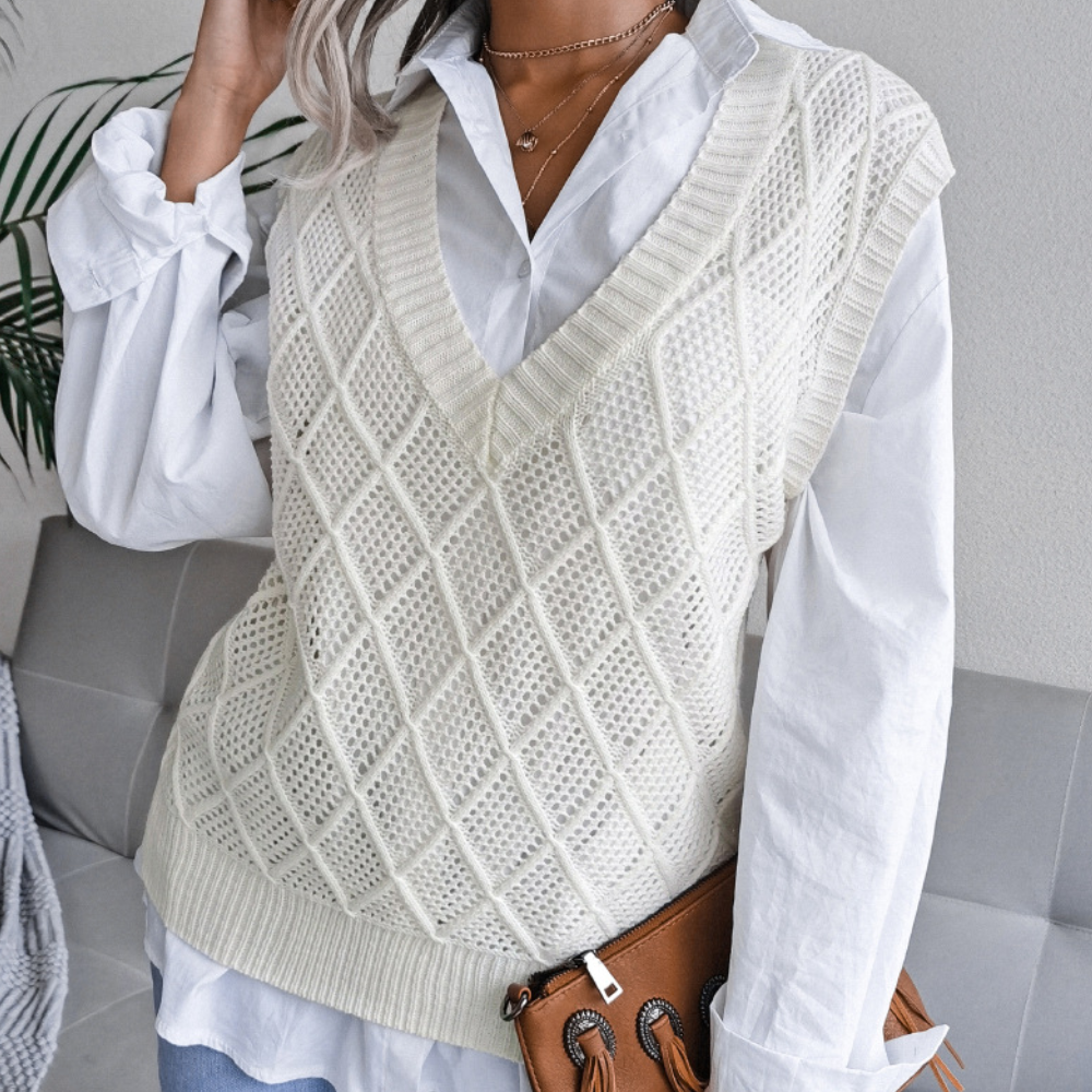 Damen Strickweste weiß, V-Ausschnitt, über weißer Bluse, modisch, elegant, Herbstmode.