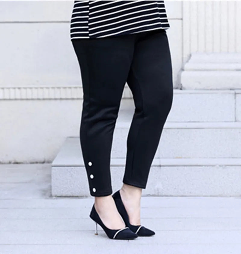 Damenhose schwarz, Knöpfe, elegant, Büro, Frühling, Mode, Plus-Size, gestreiftes Oberteil.
