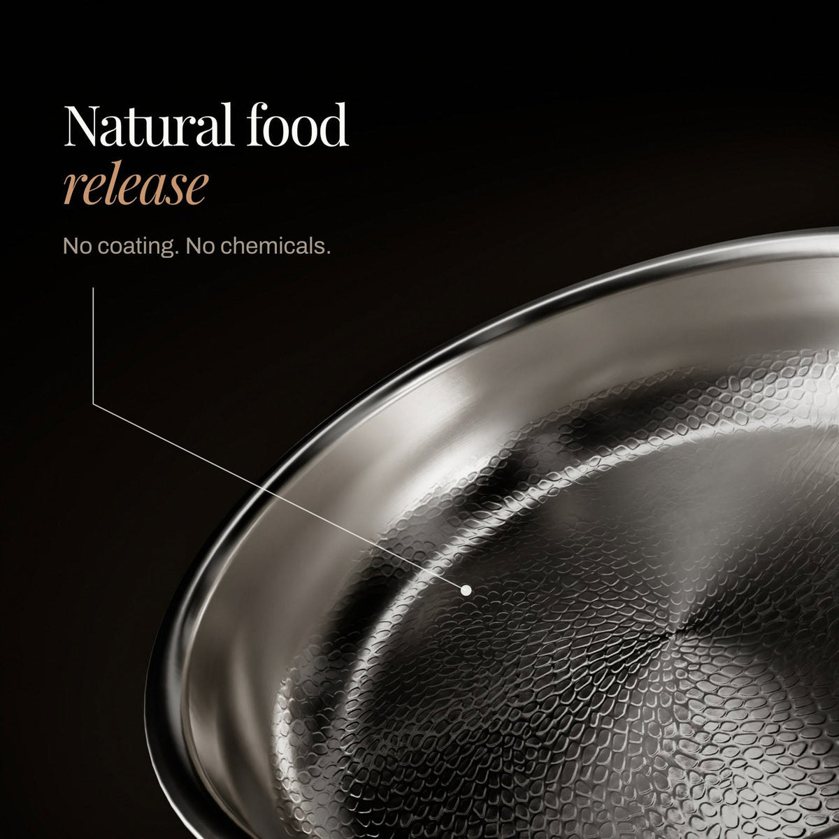 Närbild på pannans hamrade, fjällika yta inuti, som visar strukturen som ger naturlig non-stick utan beläggning. 4