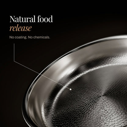 Närbild på pannans hamrade, fjällika yta inuti, som visar strukturen som ger naturlig non-stick utan beläggning. 4