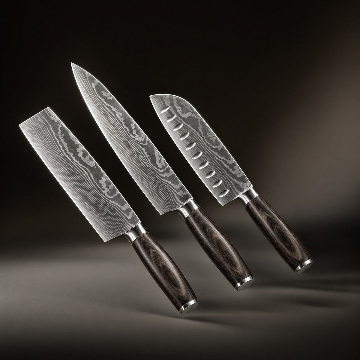 Tre knivar med mönstrade stålblad och mörka trähandtag svävar snett mot mörk bakgrund: en bred hackkniv, en kockkniv och en santoku. 1