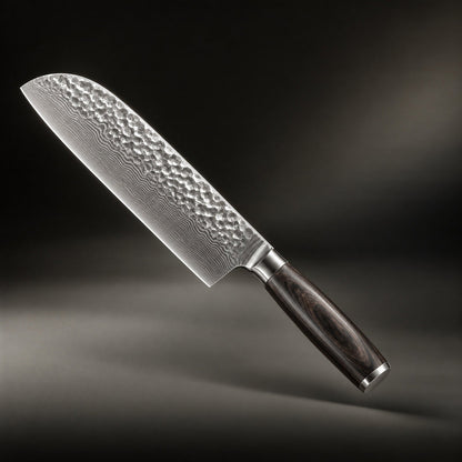 Kniv med hamrat, lagrat stålblad och mörkt träskaft, snett uppifrån mot mörk bakgrund 1