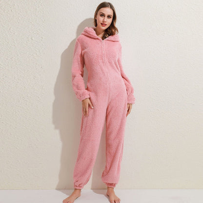 Frau in rosa Fleece-Overall, Kapuze, gemütlich, modisch, bequeme Loungewear für Damen.