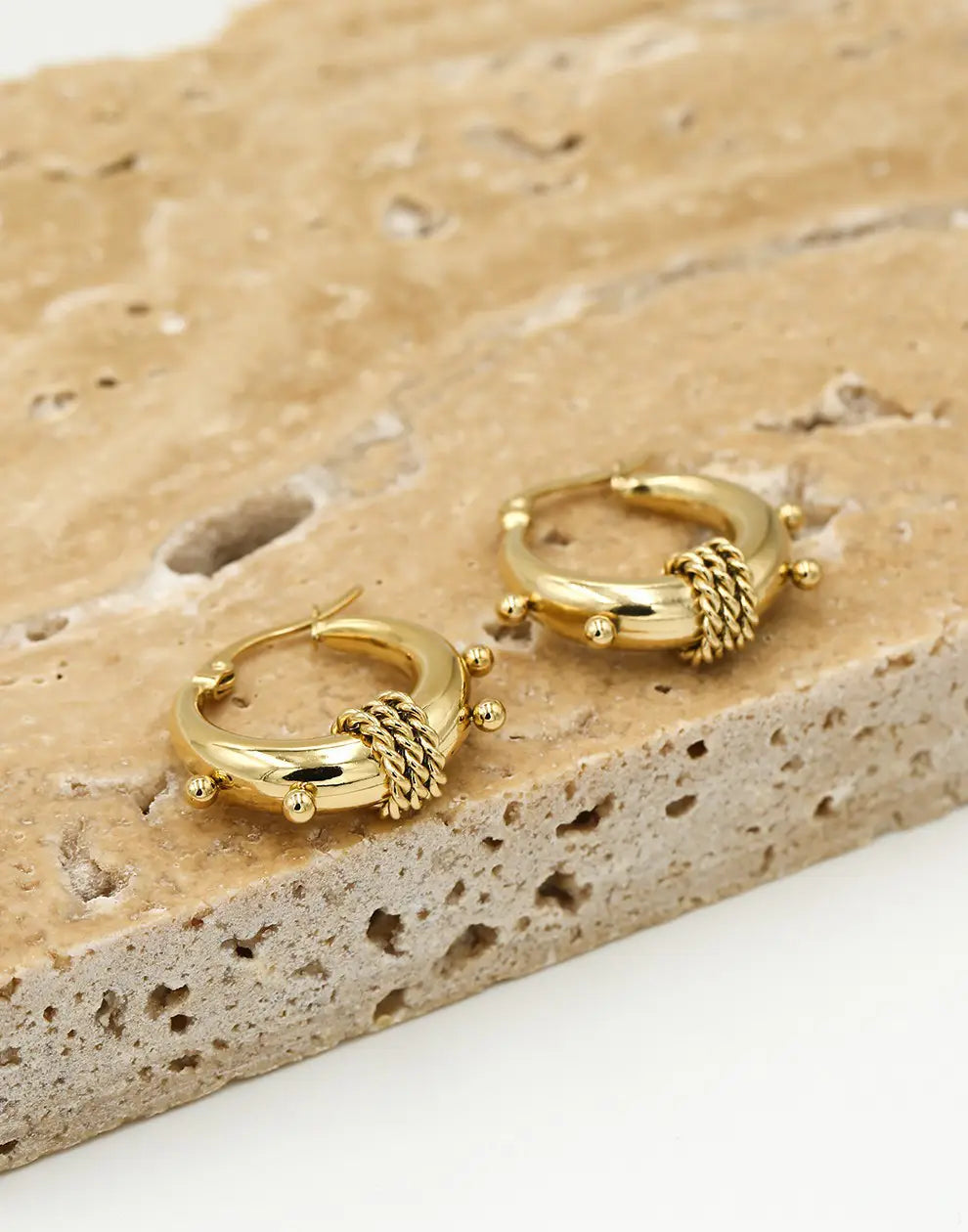 Goldene Chunky Bali Creolen auf Stein, modische Ohrringe, Schmuckaccessoire, Damenmode.