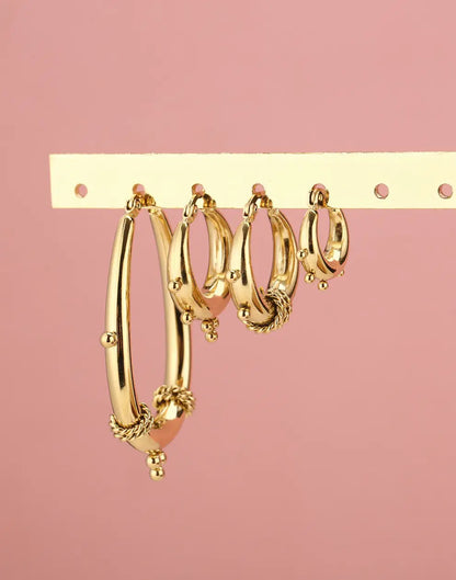 Goldene Chunky Bali Creolen Ohrringe, Set aus vier, hängend, modisch, Schmuckaccessoire.
