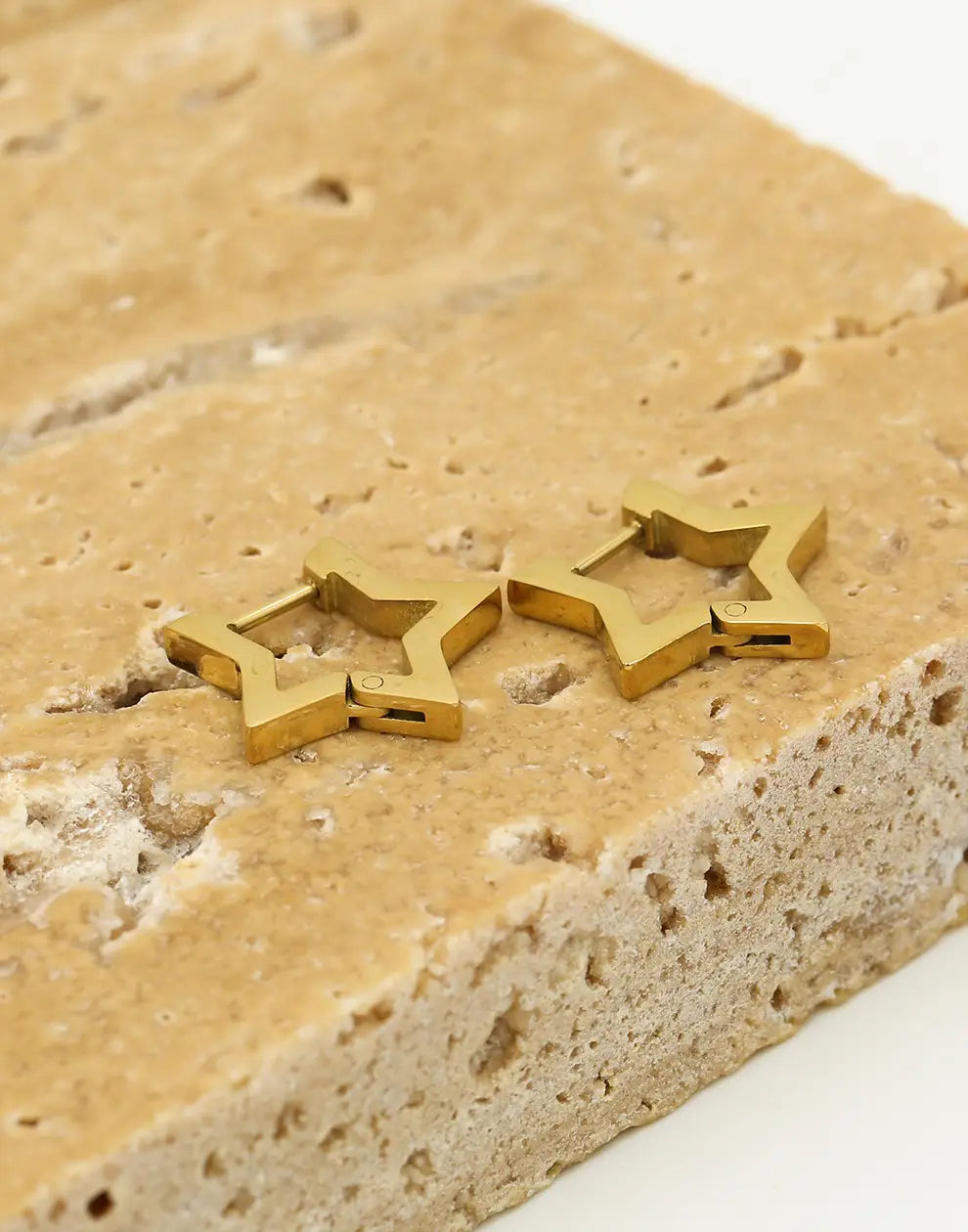 Goldene Stern-Ohrringe auf Stein, modisch, elegant, Schmuck für Damen.