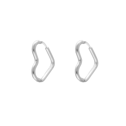 Silberne Herz-Ohrringe, minimalistisch, modern, Schmuck für Damen, modisches Accessoire.