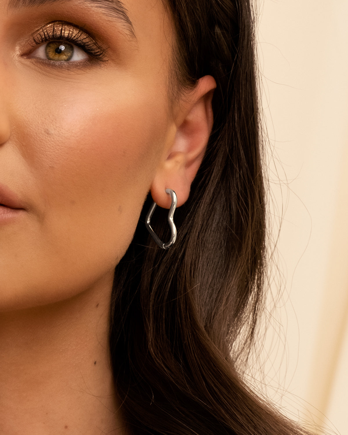 Silberne Herz-Ohrringe, elegantes Design, modischer Schmuck für Damen, stilvoll und modern.