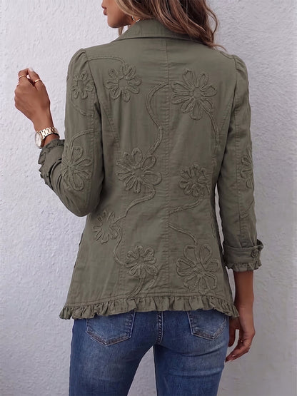 Ryggen på den gröna jackan med stora broderade blommor och volang nedtill, buren med jeans 3