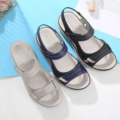 Drei Paar orthopädische Sandalen, Damen, in Beige, Blau, Schwarz, mit Fußgewölbeunterstützung.