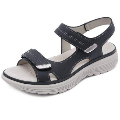 Schwarze orthopädische Sandalen mit Fußgewölbestütze, Klettverschluss, bequeme Sohle.