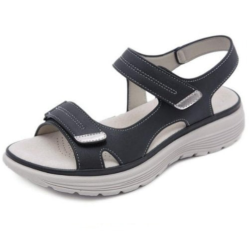 Schwarze orthopädische Sandalen mit Fußgewölbestütze, Klettverschluss, bequeme Sohle.
