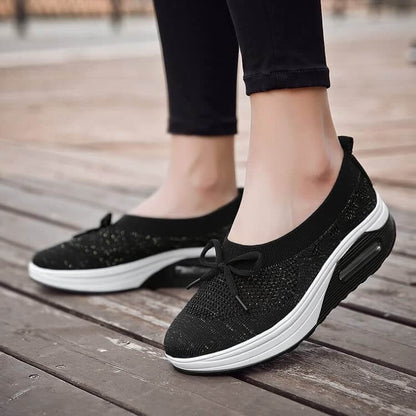 Schwarze orthopädische Schuhe für Damen, bequem, atmungsaktiv, mit dicker Sohle.