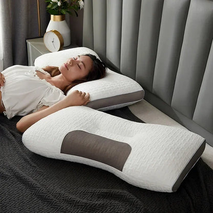 Frau entspannt auf orthopädischem Kissen, weiß, ergonomisch, Nackenstütze, Schlafzimmer.