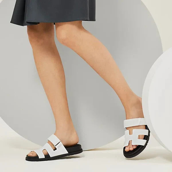 Weiße Damen-Sandalen aus Leder, flach, mit zwei Riemen, ideal für Sommermode.