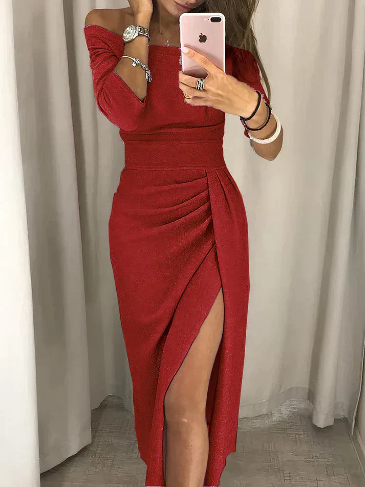 Frau in rotem, schulterfreiem Kleid mit hohem Schlitz, elegantes Abendoutfit, Spiegel-Selfie.