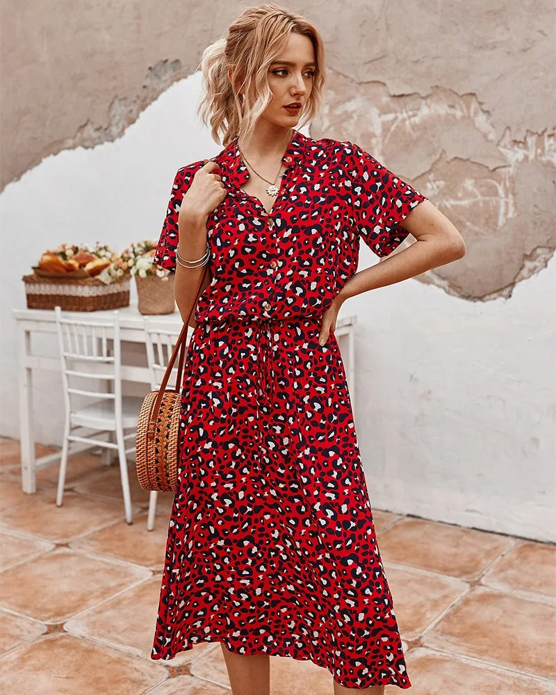 Frau in rotem Leopardenkleid, Sommermode, draußen, stilvoll, lässig, mit Korbtasche.