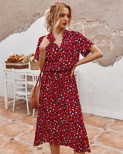 Frau in rotem Leopardenkleid, Sommermode, draußen, stilvoll, lässig, mit Korbtasche.