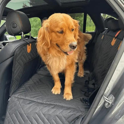 Gyllene hund står på det svarta quiltade skyddet i baksätet, som sitter fast med remmar runt nackstöden. 5