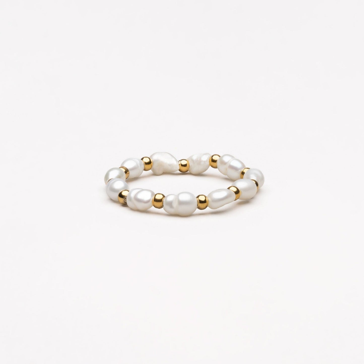 Perlenring mit goldenen Akzenten, eleganter Schmuck, weiß, modisch, Damenaccessoire.