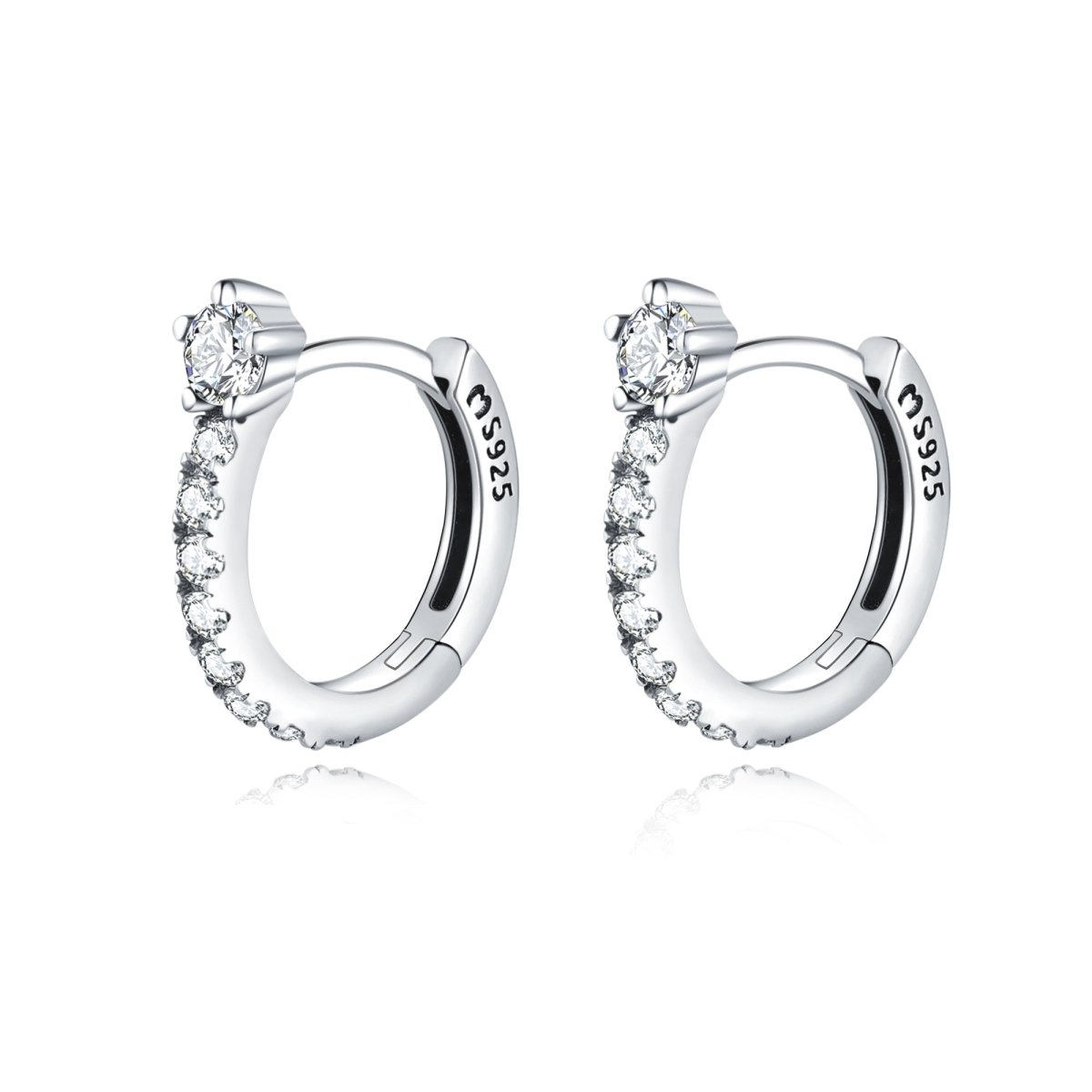 Silberne Zirkonia-Ohrringe, kreisförmig, mit Steinen besetzt, elegantes Schmuckdesign.