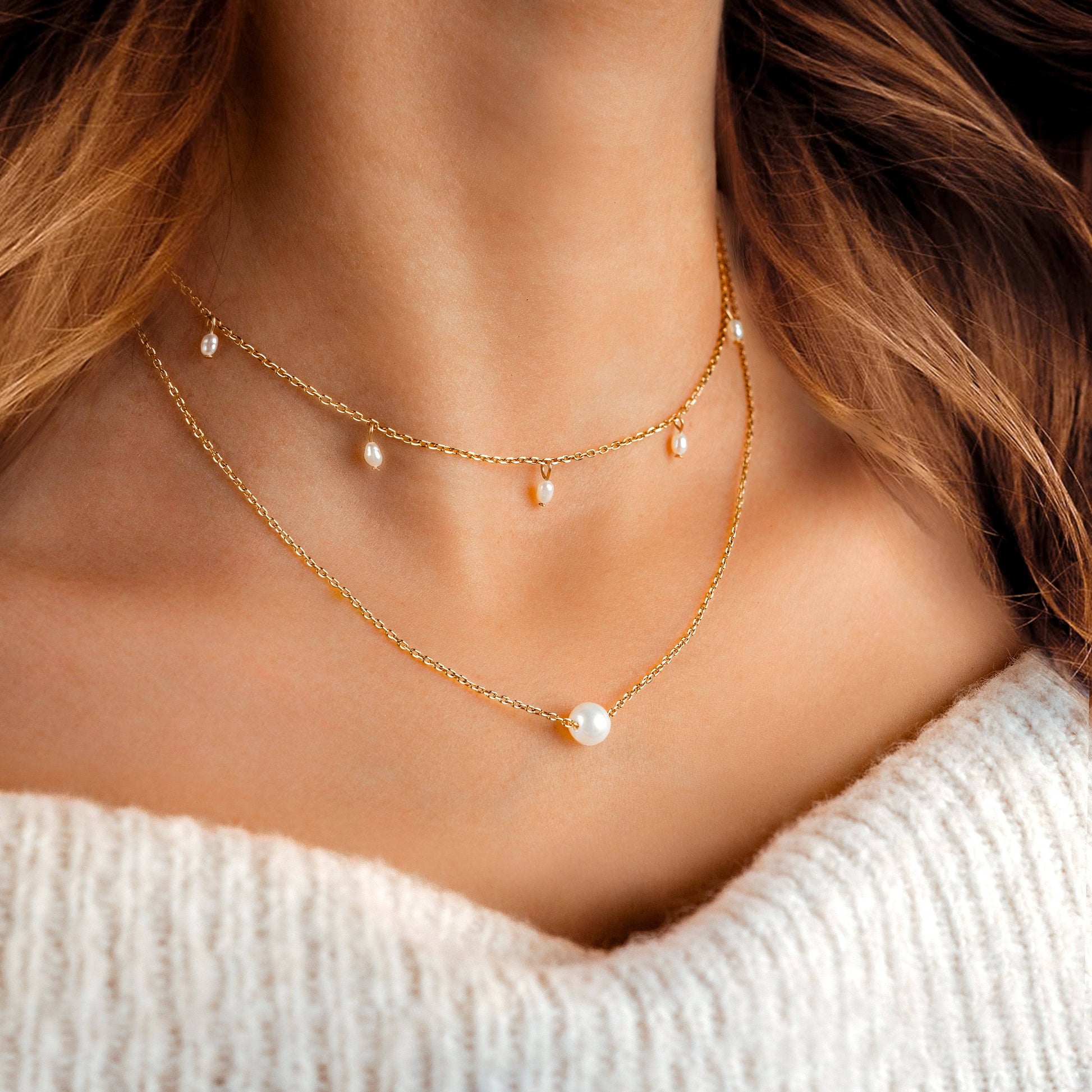 Goldene Halskette mit Perlen, eleganter Schmuck für Damen, modisches Accessoire, Geschenkidee.