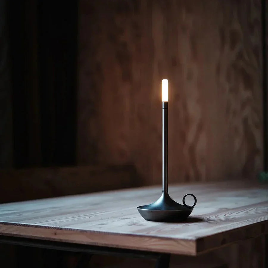 Moderne schwarze Tischlampe auf Holztisch, minimalistisch, LED-Beleuchtung, Inneneinrichtung.