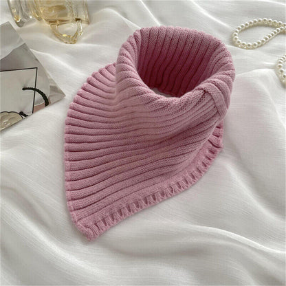 Rosa Strickschal aus Wolle, modisch und warm, ideal für Herbst und Winter, Damenaccessoire.