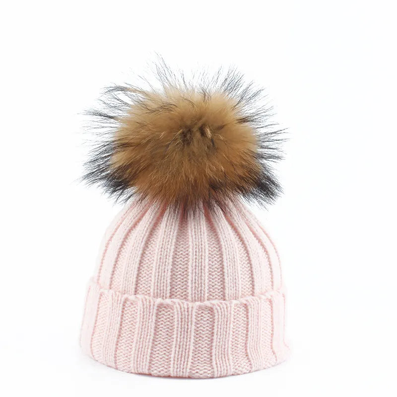Rosa Strickmütze mit braunem Kunstfellbommel, Wintermode Accessoire.