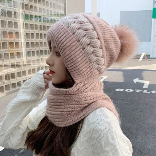 Frau mit rosa Strickmütze und Schal, Wintermode, warm, stilvoll, Straßenhintergrund.