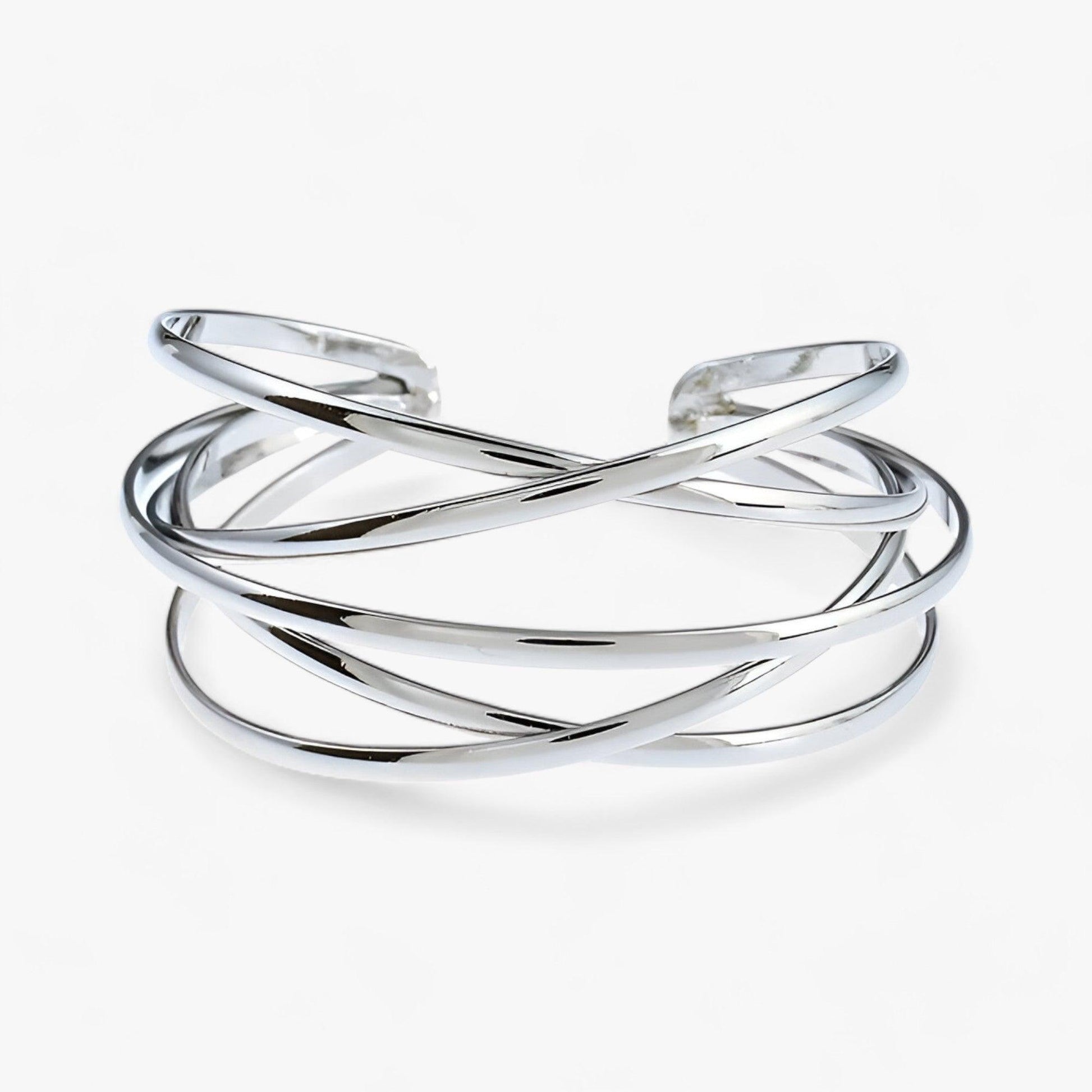 Silberner Armreif, offenes Design, überkreuzte Streifen, eleganter Schmuck, Damenaccessoire.