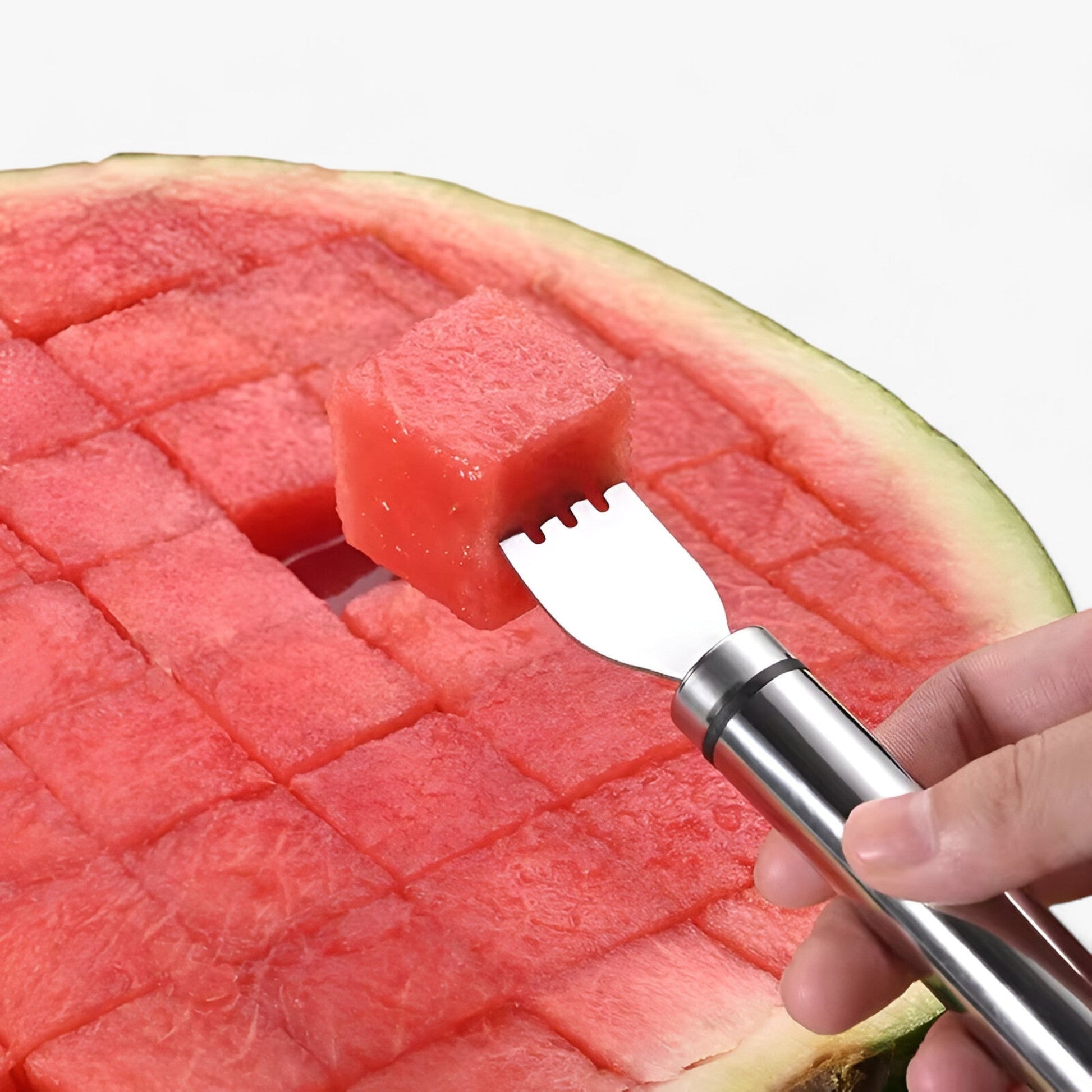 Wassermelonen-Würfel auf Gabel, Edelstahl, frisches Obst, Sommer, gesunde Ernährung.
