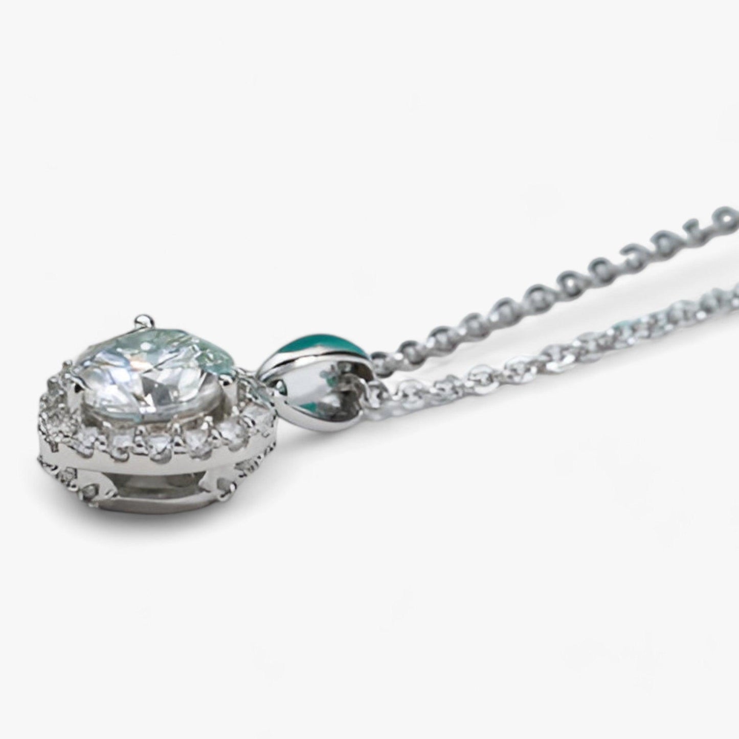 Silberne Halskette mit rundem Kristallanhänger, eleganter Schmuck, Damenaccessoire.