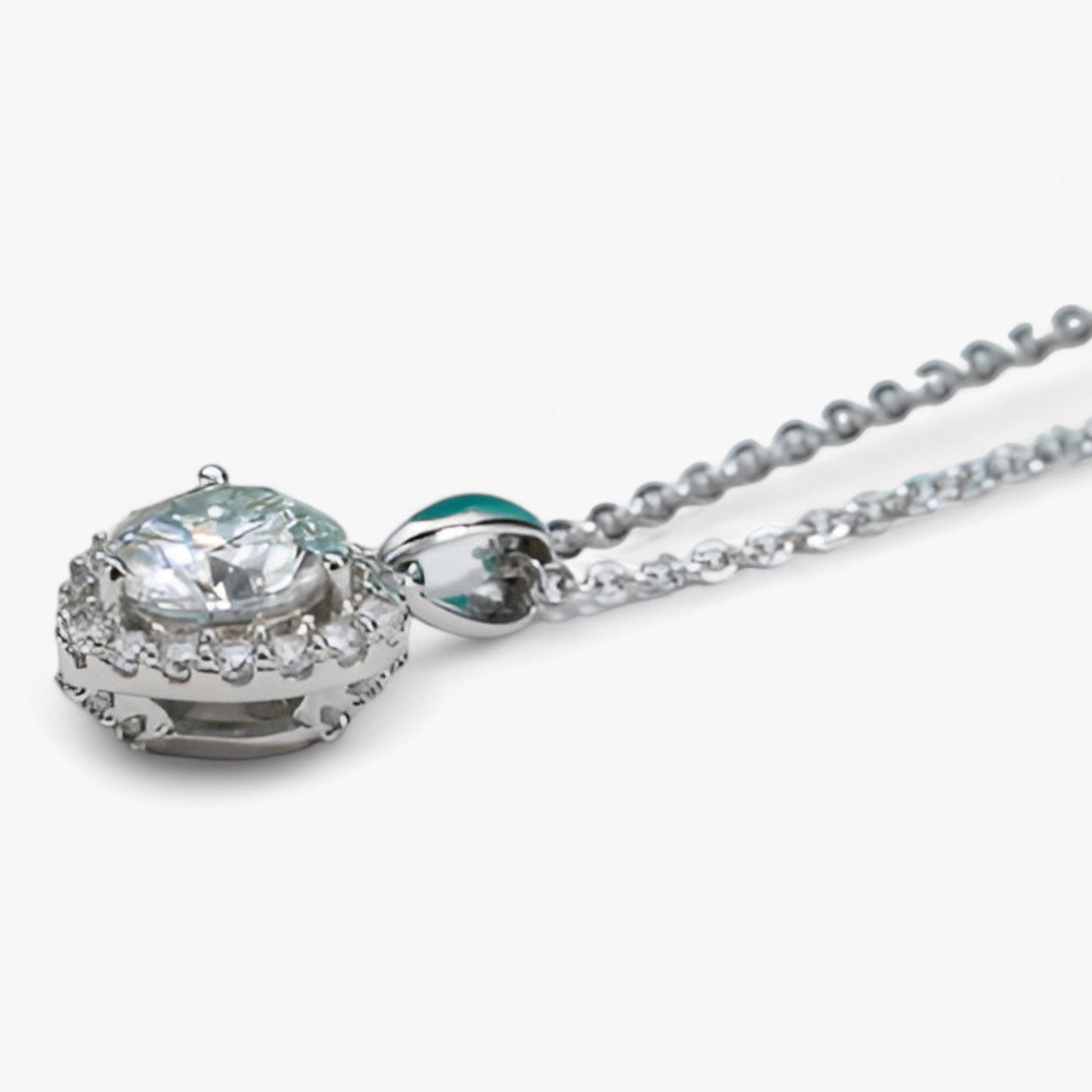 Silberne Halskette mit rundem Kristallanhänger, eleganter Schmuck, Damenaccessoire.