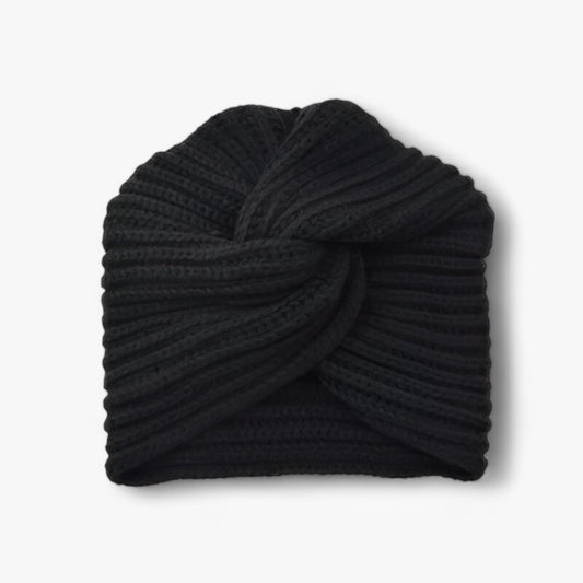 Schwarze Strickmütze, Damen, Wintermode, warm, stilvoll, Accessoire, geripptes Design.