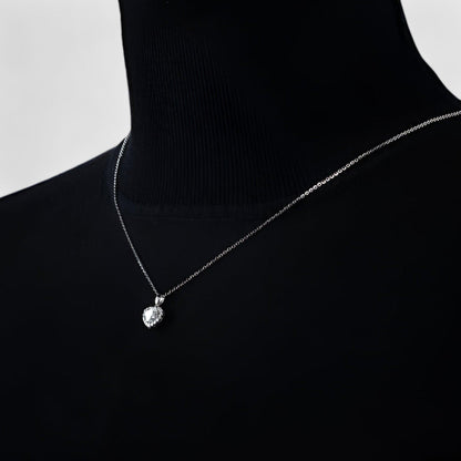 Silberne Halskette mit rundem Diamantanhänger, eleganter Schmuck, minimalistisch, Damenaccessoire.