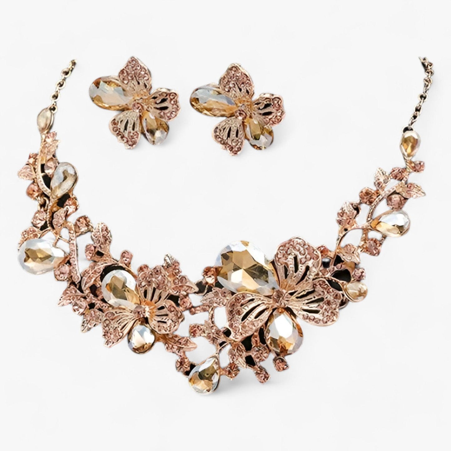 Goldene Halskette und Ohrringe mit Schmetterlingsdesign, Kristallverzierung, eleganter Schmuck.