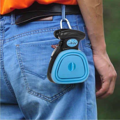 Tragbare blaue Hundekot-Schaufel am Gürtel, ideal für Spaziergänge, leicht und kompakt.