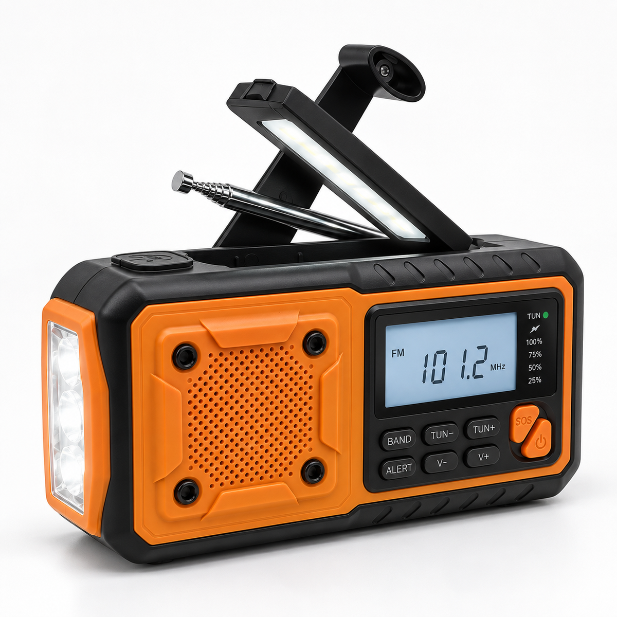 Orange och svart nödradio snett framifrån med uppfälld läslampa, utdragen antenn och lysande sidoficklampa 1