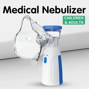 Nebulisatorn med genomskinlig ansiktsmask monterad, fotograferad på vit bakgrund med en grön ruta som anger att den passar barn och vuxna. 3