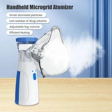 Nebulisatorn med mask på ett träbord mot blå bakgrund, dimma från masken och en lista med fyra fördelar bredvid. 6