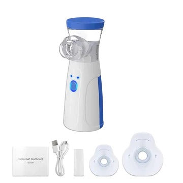 Nebulisatorn utan mask, uppställd ovanför innehållet i förpackningen: bruksanvisning, USB-kabel, batteri och två masker. 9