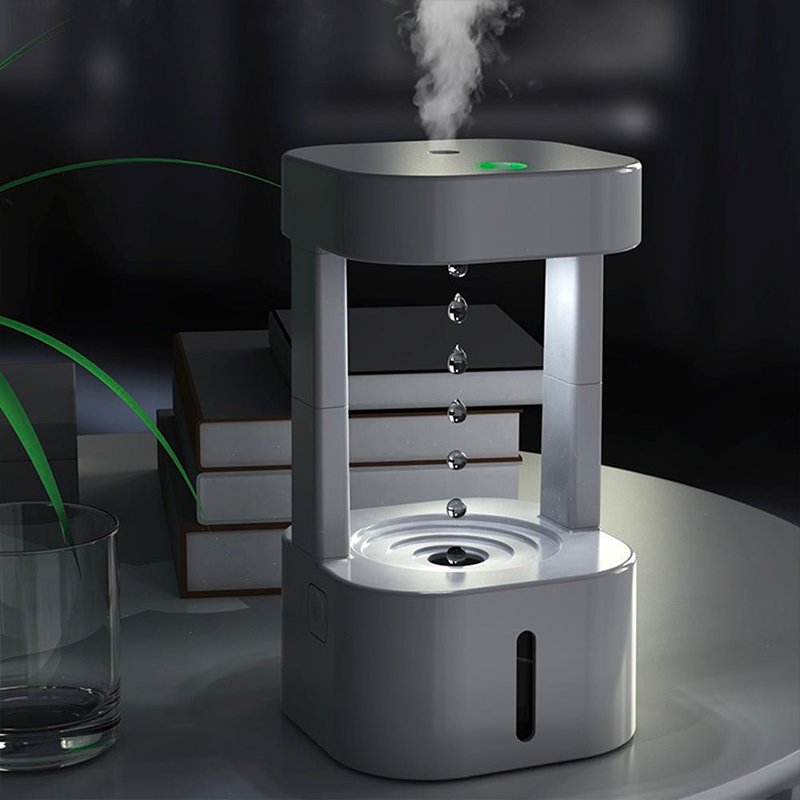 Tragbarer Mini-Luftbefeuchter, grau, USB-betrieben, modernes Design, für Zuhause oder Büro.