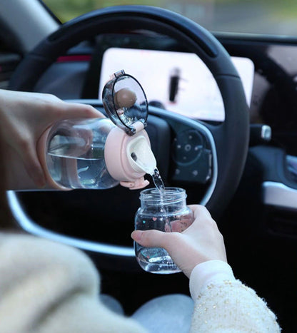 Tragbarer Wasserbecher mit Temperaturanzeige, rosa, ideal für unterwegs im Auto.