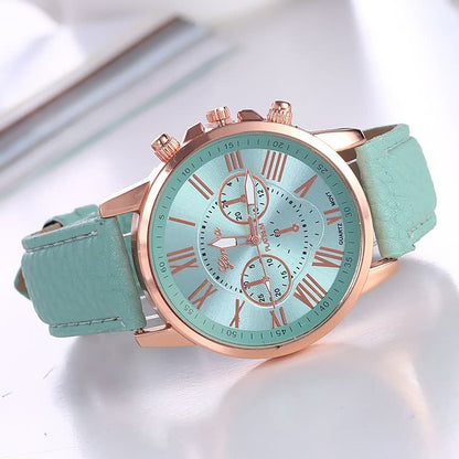 Mintgrüne Armbanduhr mit römischen Ziffern, roségoldenem Gehäuse und Lederarmband.