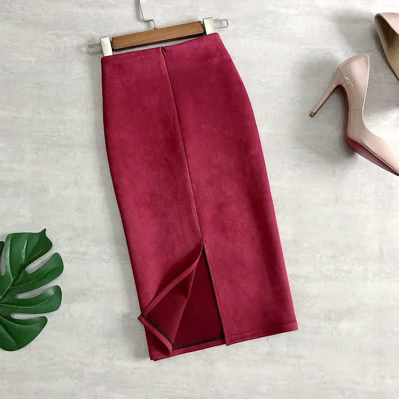 Roter Bleistiftrock Damen, knielang, Schlitz, elegant, Businessmode, Herbstkollektion.