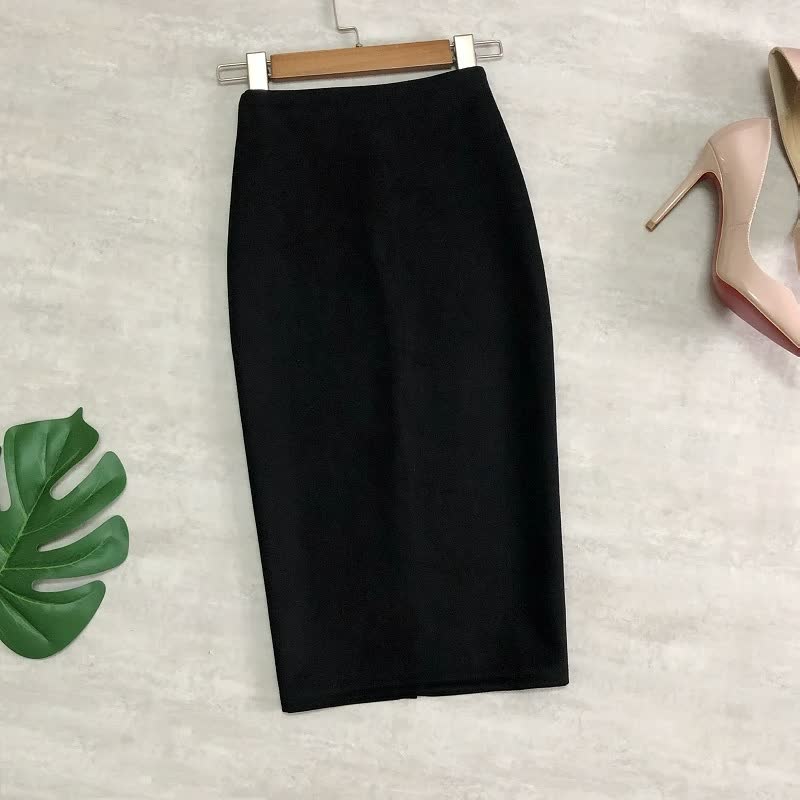 Schwarzer Bleistiftrock Damen, knielang, elegant, Businessmode, neben beigen High Heels.